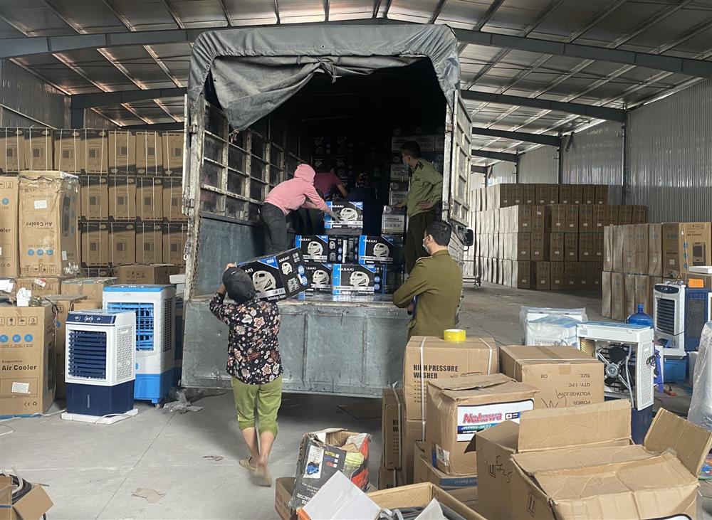 Hưng Yên: Phát hiện kho hàng lớn có dấu hiệu nhập lậu